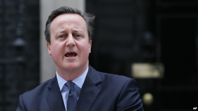 Thủ tướng Anh David Cameron trao đổi với các phóng viên ở London, 20/2/2016.