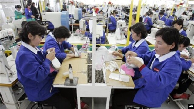 Công nhân Bắc Triều Tiên làm việc tại một nhà máy sản xuất giày của Nam Triều Tiên trong khu công nghiệp Kaesong.  Khu này tuyển dụng 53.000 lao động Bắc Triều Tiên. Chính phủ miền Bắc lấy đi phần lớn khoản tiền lương khoảng 110 đôla/tháng của các công nhân này.