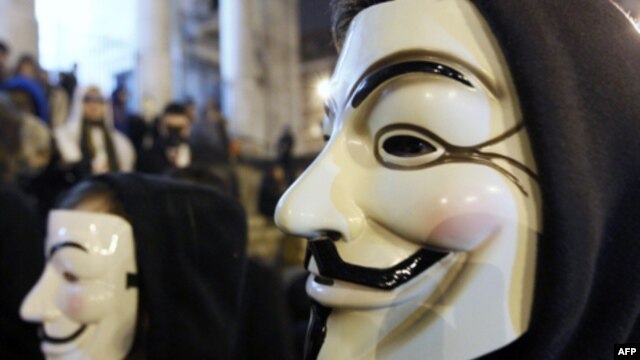 Mặt nạ Guy Fawkes là biểu tượng của nhóm tin tặc Anonymous.