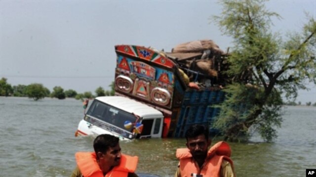 Pakistani army rescuers pass a stranded truck as they search for flood survivors to evacuate from Khairpur Nathan Shah, 4 Sep 2010