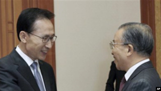 South Korean President Lee Myung-bak, left, shakes hand with Chinese State Councilor Dai Bingguo during their meeting at the presidential house in Seoul, South Korea, 28 Nov 2010.