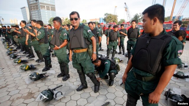 Riot police officers attend a training session ahead of demonstrations in central Phnom Penh October 21, 2013. The training session on Monday was conducted ahead of a non-violent protest by the Cambodia National Rescue Party (CNRP), that is scheduled to take place on October 23 to 25.