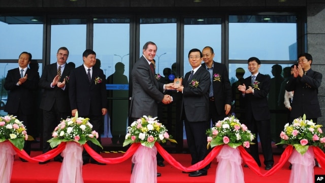 A 2006 photo shows Intel CEO Paul Otellini (C-L) presenting a gift to Li Chuncheng, who was secretary of Chengdu Municipal Committee of the Communist Party, during the completion ceremony of the second project of Intel Products Chengdu Ltd. in Chengdu, Sichuan province.