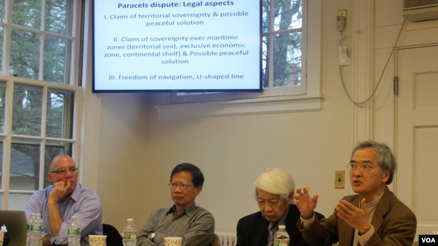 Các diễn giả đang thảo luận tại cuộc hội thảo về Hoàng Sa tại Harvard hôm 11/1/2014.