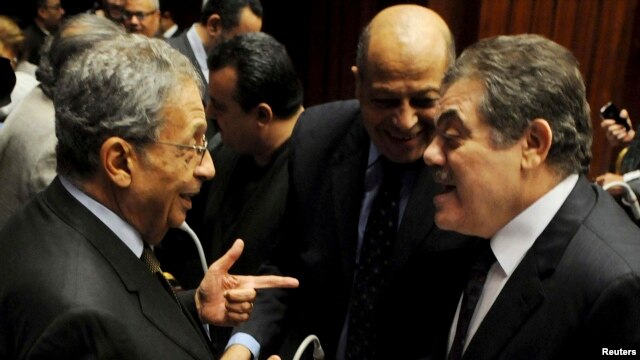 Mkuu wa rasimu mpya ya katiba ya Misri Amr Moussa (Kushoto), mjini Cairo, Dec. 1, 2013. 