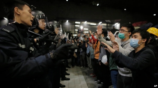 Cảnh sát đẩy lui những người biểu tình trước tòa nhà của Viện Lập pháp ở Hong Kong, ngày 19/11/2014.