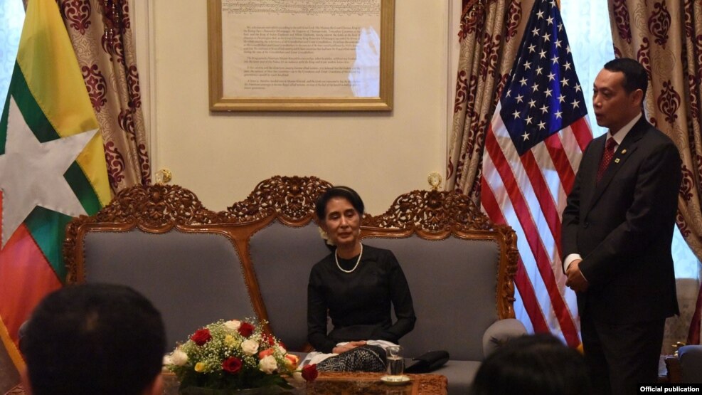 ႏိုင္ငံေတာ္ အတုိင္ပင္ခံပုဂၢိဳလ္လည္းျဖစ္ ျမန္မာႏုိင္ငံျခားေရး ဝန္ႀကီးလည္းျဖစ္တဲ့ ေဒၚေအာင္ဆန္းစုၾကည္ကို အေမရိကန္နိုင္ငံဆိုင္ရာ ျမန္မာသံအမတ္ၾကီး ဦးေအာင္လင္းက သံ႐ံုးနဲ႔ပတ္သက္ၿပီးရွင္းလင္းစဥ္။ (စက္တင္ဘာ ၁၄၊ ၂၀၁၆)