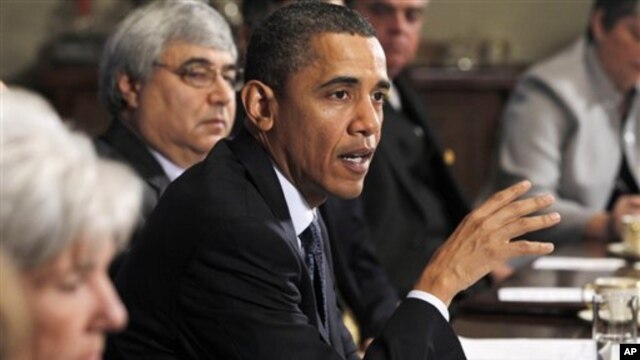 President Barack Obama makes a statement to reporters after meeting with his staff and Cabinet members in the Cabinet Room of the White House in Washington, 4 Nov 2010