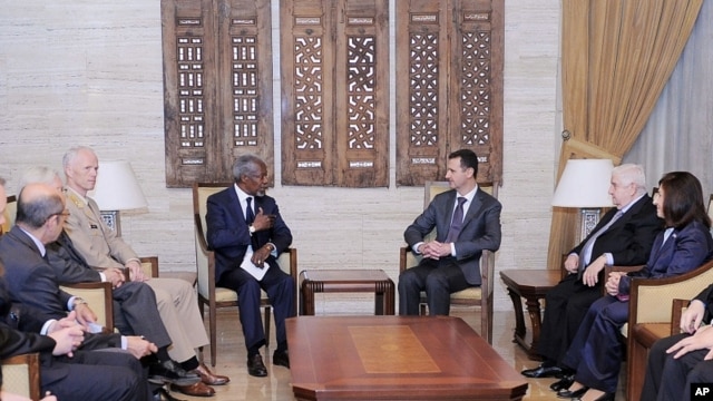 Special Envoy for Syria Kofi Annan, center left, Norwegian Maj. Gen. Robert Mood, head of the U.N. observer team in Syria, 3rd left, Syrian President Bashar Assad, center right, and Syrian FM Walid Moallem, 2nd right in Damascus, Tuesday, May 29, 2012. 