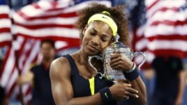 Williams abraza el trofeo del Abierto de Estados Unidos, luego de vencer a la bielorrusa Victoria Azarenka en la final del torneo.