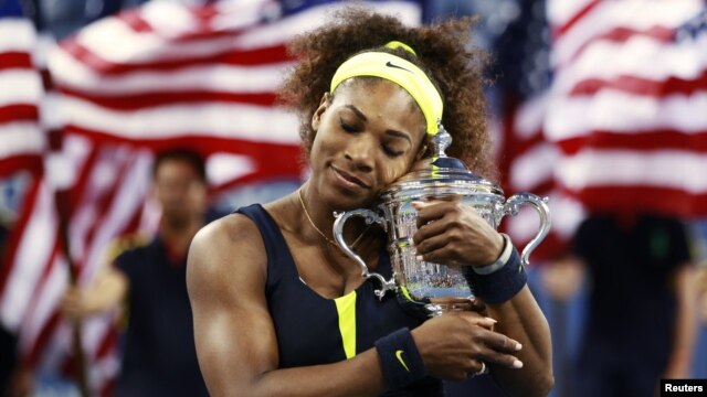 Williams abraza el trofeo del Abierto de Estados Unidos, luego de vencer a la bielorrusa Victoria Azarenka en la final del torneo.