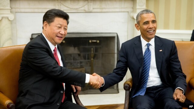 Tổng thống Obama bắt tay Chủ tịch Trung Quốc Tập Cận Bình trong cuộc họp báo tại Phòng Bầu dục của Toà Bạch Ốc ở Washington, 25/9/2015.