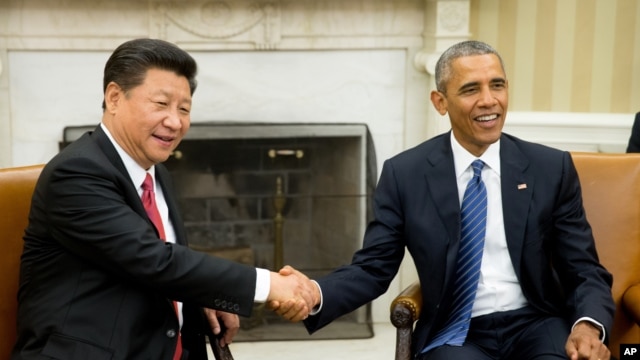 President Barack Obama shakes hands with Chinese President Xi Jinping during their meeting in the Oval Office of the White House in Washington, Sept. 25, 2015.