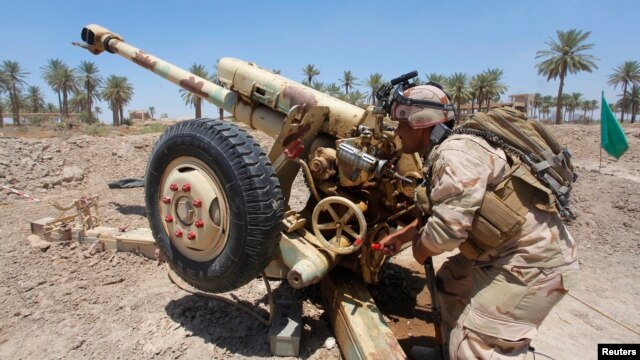 Iraqi security forces fire artillery during clashes with Sunni militant group Islamic State of Iraq and the Levant (ISIL) in Jurf al-Sakhar, June 14, 2014. 