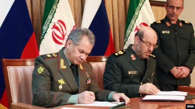 Rusiya m&uuml;dafiə naziri Sergey Şoyqu və iranlı həmkarı H&uuml;seyn Dehqan