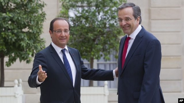 Tổng thống Pháp Francois Hollande, bên trái, chào đón Thủ tướng Hy Lạp Antonis Samaras tại Điện Elysee, Paris, ngày 25 tháng 8, 2012