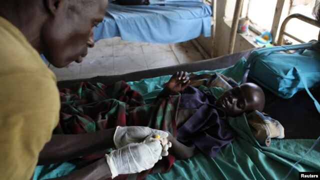 Bác sĩ chăm sóc một đứa trẻ bị suy dinh dưỡng mắc bệnh sốt rét tại một bệnh viện ở Bor.