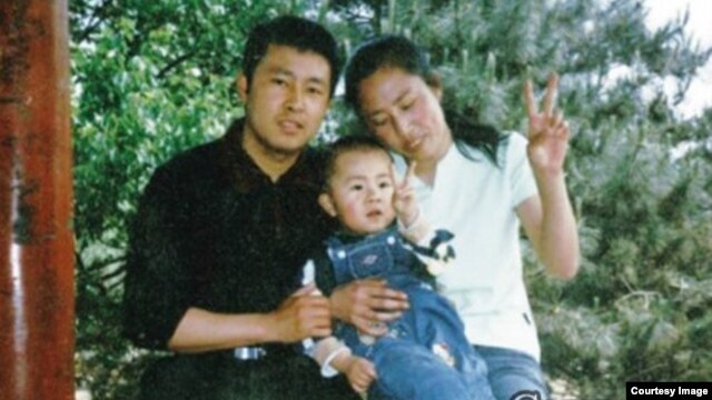 夏俊峰的全家福照片（来自互联网）