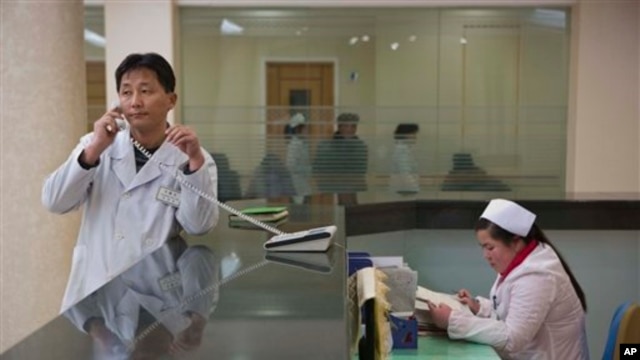 북한 평양의 한 병원 내부. 지난해 2월 신설한 유방암 연구센터 접수 창구에서 의사가 통화 중이다. (자료사진)