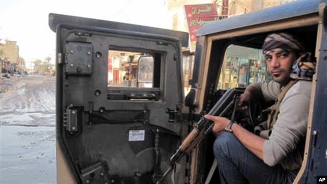 Lutador tribal fica no Humvee durante patrulha conjunta com as forças de segurança iraquianas em Ramadi, a 70 milhas (115 quilômetros) a oeste de Bagdá, 30 de janeiro de 2014.