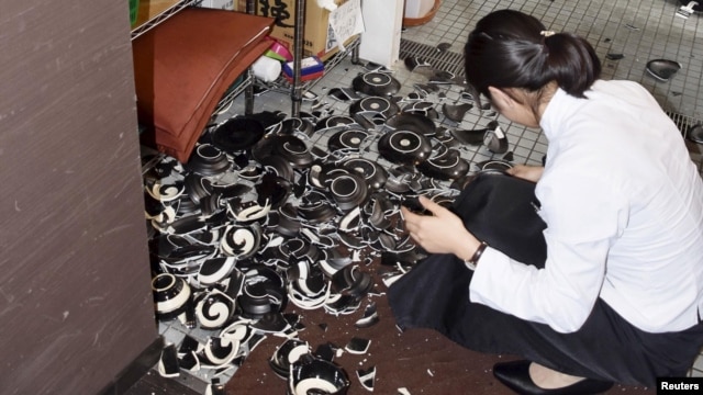 Los plantos de un restaurante en Kumamoto, en el sur de Japón, fueron dañados por el terremoto del jueves, 14 de abril de 2016.