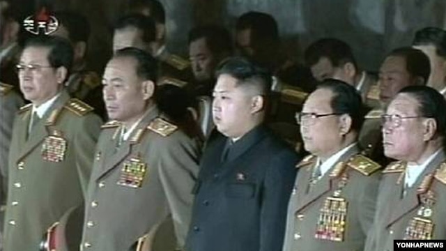 지난해 12월 김정은 국방위 제1위원장(가운데)과 김정일 국방위원장의 시신 참배에 동행한 장성택 (맨 왼쪽)과 군부 장성들. (자료사진)