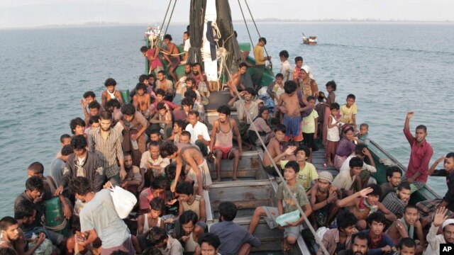 Người tị nạn Rohingya đang chờ được tiếp cứu ở ngoài khơi tỉnh Acer, Indonesia, ngày 20/5/2015.