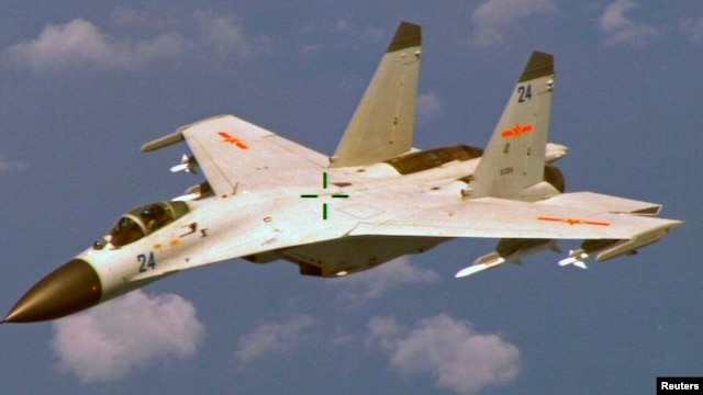 Chiến đấu cơ J-11 của Trung Quốc bay ngang bầu trời đảo Hải Nam.