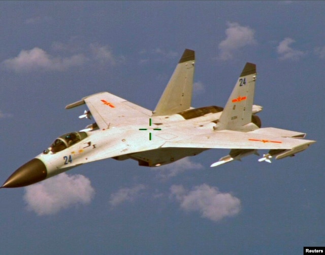 Chiến đấu cơ J-11 của Trung Quốc bay ngang bầu trời đảo Hải Nam.