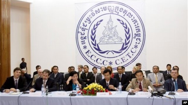 Cambodian and foreigners judges and prosecutors sit during a press conference inside the court hall of Khmer Rouge Tribunal headquarters in Phnom Penh, file photo. 