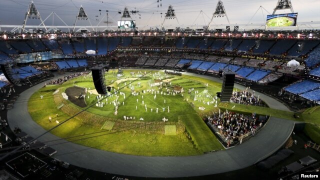 Diễn viên trình diễn tại sân vận động Olympic trước lễ khai mạc Thế vận hội London 2012, 27/7/2012