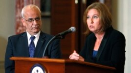 Trưởng đoàn thương thuyết Israel Tzipi Livni (phải)