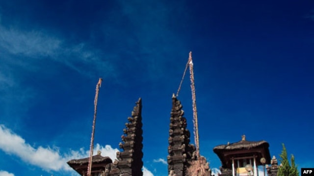 Đền thờ có mặt ở tất cả các gia đình khá giả, trong tất cả làng, bản, và ở mọi góc phố. Hindu là tôn giáo chính của đảo Bali