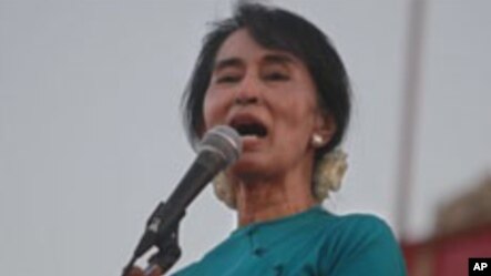 သံုးခြကို ေဒၚေအာင္ဆန္းစုၾကည္ စည္း႐ံုးေရးခရီးထြက္စဥ္ကပံု။