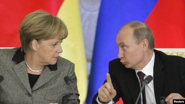 Presiden Rusia Vladimir Putin (kanan) dan Kanselir Jerman Angela Merkel dalam konferensi pers bersama di Moskow (16/11). Putin menolak kritik Jerman atas catatan HAM Rusia di awal kunjungan Kanselir Merkel untuk menghadiri dialog St.Petersburg, pertemuan bilateral tahunan Jerman-Rusia.