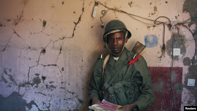 Wani sojan Mali kennan, rike da takardu masu dauke da ramummukan harsashi. Junairu 21, 2013. 