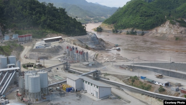 Đập Xayaburi do Lào xây dựng đã gây ra nhiều tranh cãi và phản đối từ các nước xung quanh vì những tác động tiêu cực về môi trường. (Ảnh: Tom Fawthrop)