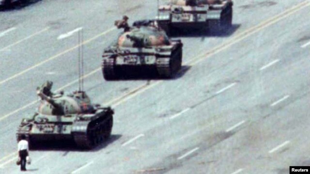 Một công dân Trung Quốc đứng trước hàng xe tăng đang chuyển bánh trên đại lộ Hòa bình Vĩnh cửu ở Bắc Kinh, 5 tháng 6, 1989