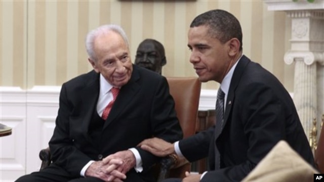 President Barack Obama (r) meets with Israeli President Shimon Peres at the White House, April 5, 2011