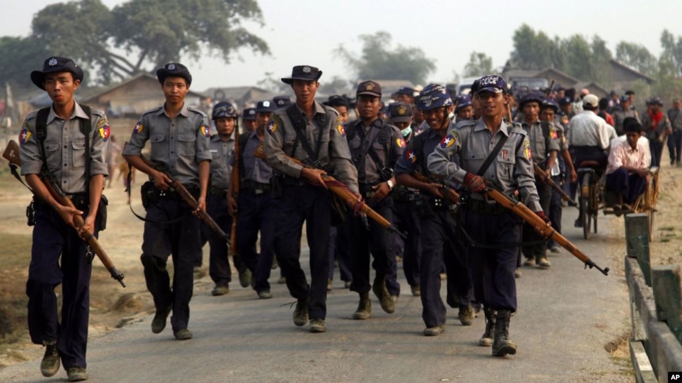 ရခိုင္ျပည္နယ္တြင္း လံုျခံဳေရးတာဝန္ယူထားတဲ့ ရဲတပ္ဖြဲ႔ဝင္မ်ား။