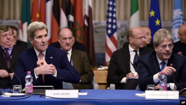 Ngoại trưởng Mỹ John Kerry (phía trước bên trái) và Bộ trưởng Ngoại giao Italia Paolo Gentiloni (phía trước bên phải) tham gia vào một hội nghị quốc tế về Libya tại Bộ Ngoại giao ở Rome, ngày 13/12/2015.