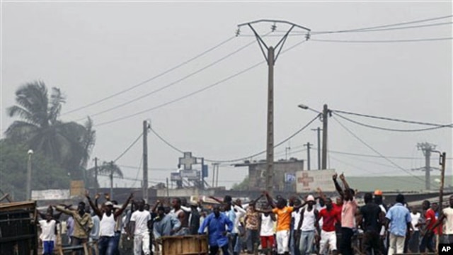A group of Young Patriots, youth supporters of Laurent Gbagbo, blockade a road to prevent a UN convoy from passing in Abobo neighborhood of Abidjan, 11 Jan 2011