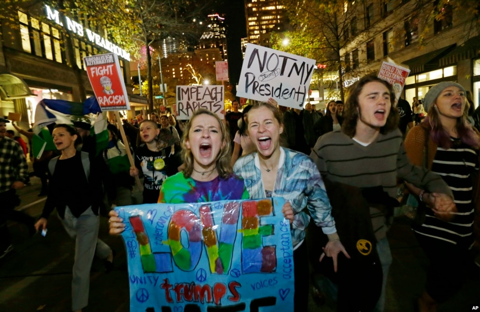在華盛頓州的西雅圖反對川普當選總統的示威群眾，有的標語是&ldquo;愛戰勝恨&rdquo;&ldquo;同種族主義做鬥爭&rdquo;（2016年11月10日）