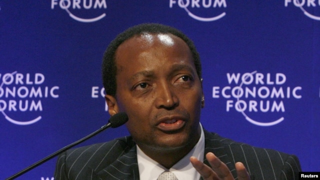 Gawurtaccen attajirin kasar Afirka ta Kudu, Patrice Motsepe kenan a wani zaman tattaunawa a taron Davos   