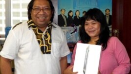 Anggia Murni (kanan), pemenang periode pertama Kontes Ngeblog VOA, Desember 2011.