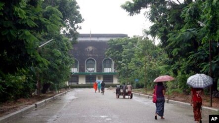ရာဇူး (RASU) ရန္ကုန္ဝိဇၨာနဲ႔သိပၸံတကၠသိုလ္ဝန္းအတြင္းက ဘဲြ႔ႏွင္းသဘင္ခန္းမနဲ႔ အဓိပတိလမ္း။