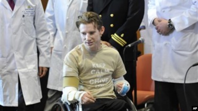 Brendan Marrocco, tentara AS yang kehilangan kedua tangan dan kakinya di Irak, didampingi para ahli bedah di rumah sakit John Hopkins di Baltimore, memberikan keterangan pers terkait transplantasi kedua tangannya, 29 Januari 2013. (AP Photo/Gail Burton). 