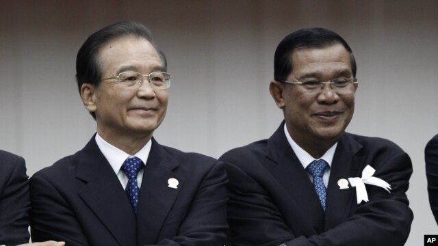 Thủ tướng Campuchia Hun Sen (thứ ba từ bên trái) nói ông thích các khoản viện trợ của Trung Quốc hơn các khoản viện trợ của phương Tây vì nó không đi kèm với các điều kiện này nọ