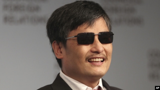 El activista ciego Chen Guangcheng fue nombrado "Rebelde del Año", por la revista para hombres GQ.