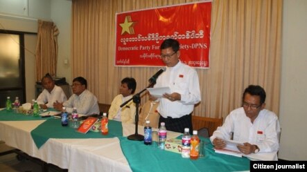 လူ႔ေဘာင္သစ္ပါတီ မွတ္ပံုတင္ျခင္းဆုိင္ရာ သတင္းစာရွင္းလင္းပဲြမွ  ဦးေက်ာ္လင္း။ (ဓာတ္ပံုကို- ကိုဘသက္ေအာင္ရဲ႕ ေဖ့စ္ဘုတ္မွ ကူးယူေဖာ္ျပပါသည္။)